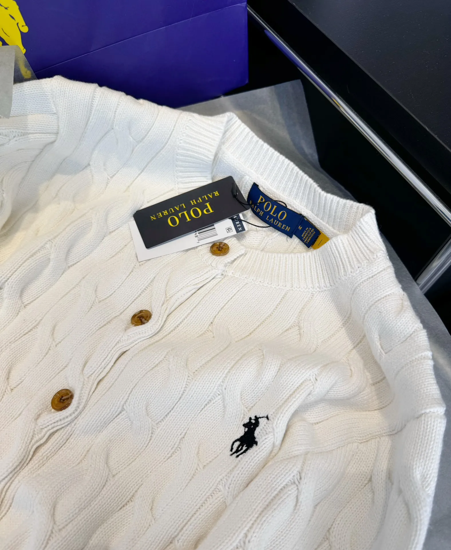 🅿️240 Style number: L05 (white) Ralph Lauren RL classic war horse logo embroidery on the chest cable pattern twist button round neck long sleeves buttoned knitted sweater cardigan jacket Color: SIZE: XS S M L Size reference # Length Bust Shoulder width 64 52 45 I will always love sweet girls. The soft and glutinous🧶🫶 style is a very classic cable sweater. It has an American retro college style. It feels very comfortable. It is a must-have item for spring, autumn and winter wardrobes. It also looks good when layered as an inner layer in cold weather. High-density LOGO embroidery on the chest, and original customization of tag accessories. Made of pure cotton yarn 🧶 blended with wool, pure cotton is skin-friendly and comfortable, small label war horse embroidered twist turtleneck sweater 🐎 high quality. Follow the blogger to learn how to wear it! Let’s get a Ralph Lauren cable sweater. It’s a super hard-to-find series after it became popular. It’s hard to find one on the official website. It’s simple and practical to wear, with a lazy and loose feel. The thickened fabric has a more texture, soft and delicate feel, and a loose fit. Whether worn alone or layered, you can wear different styles of fashion with just one piece. ⚠️Contains wool products🦙 Pay attention to the washing method to avoid shrinkage